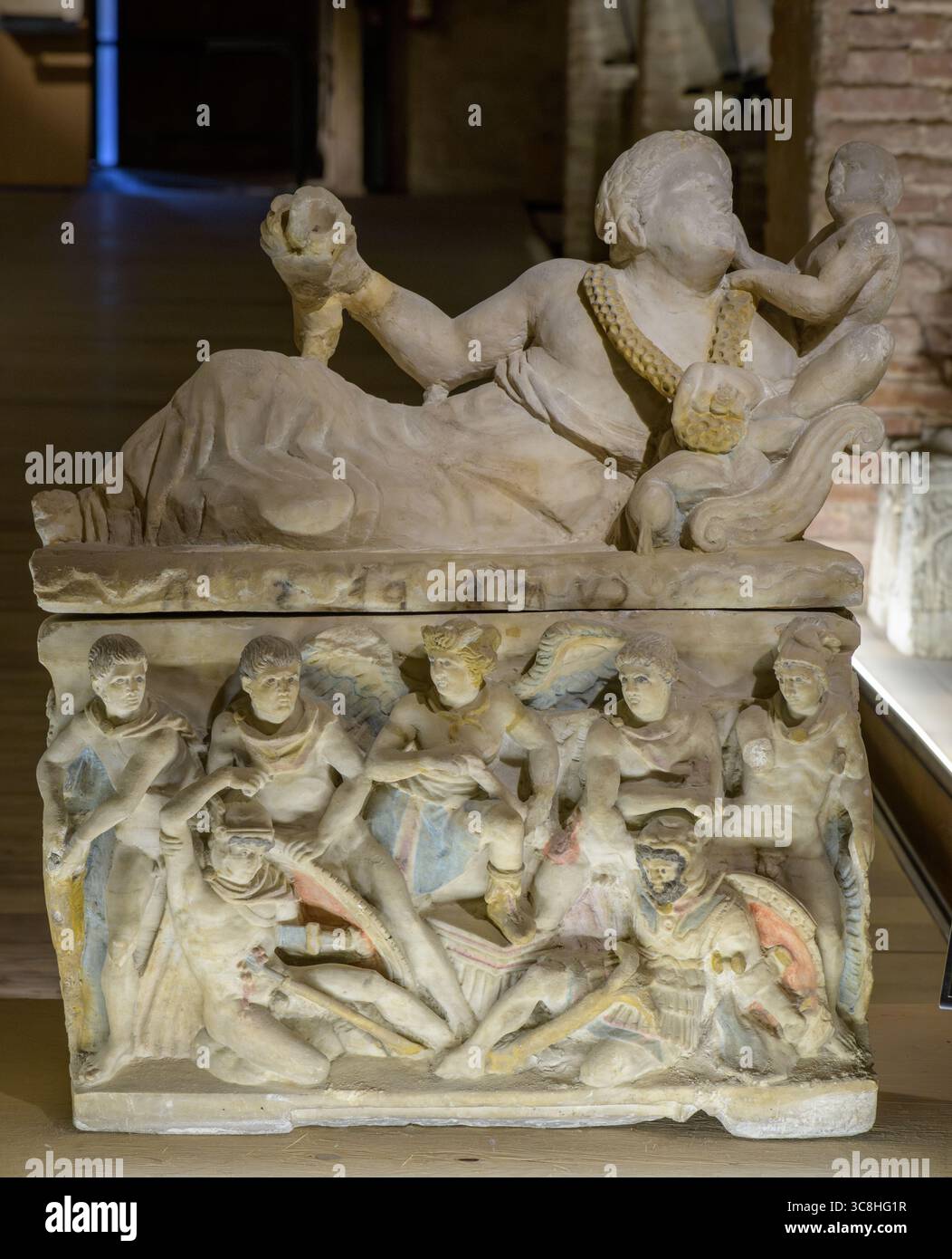 Alabaster-Urne mit Orestes und Iphigenia in Tauris, 240–220 v. Chr., Grab der Familie Sentinate Cumere, Museo Archeologico Nazionale, Siena, Italien Stockfoto