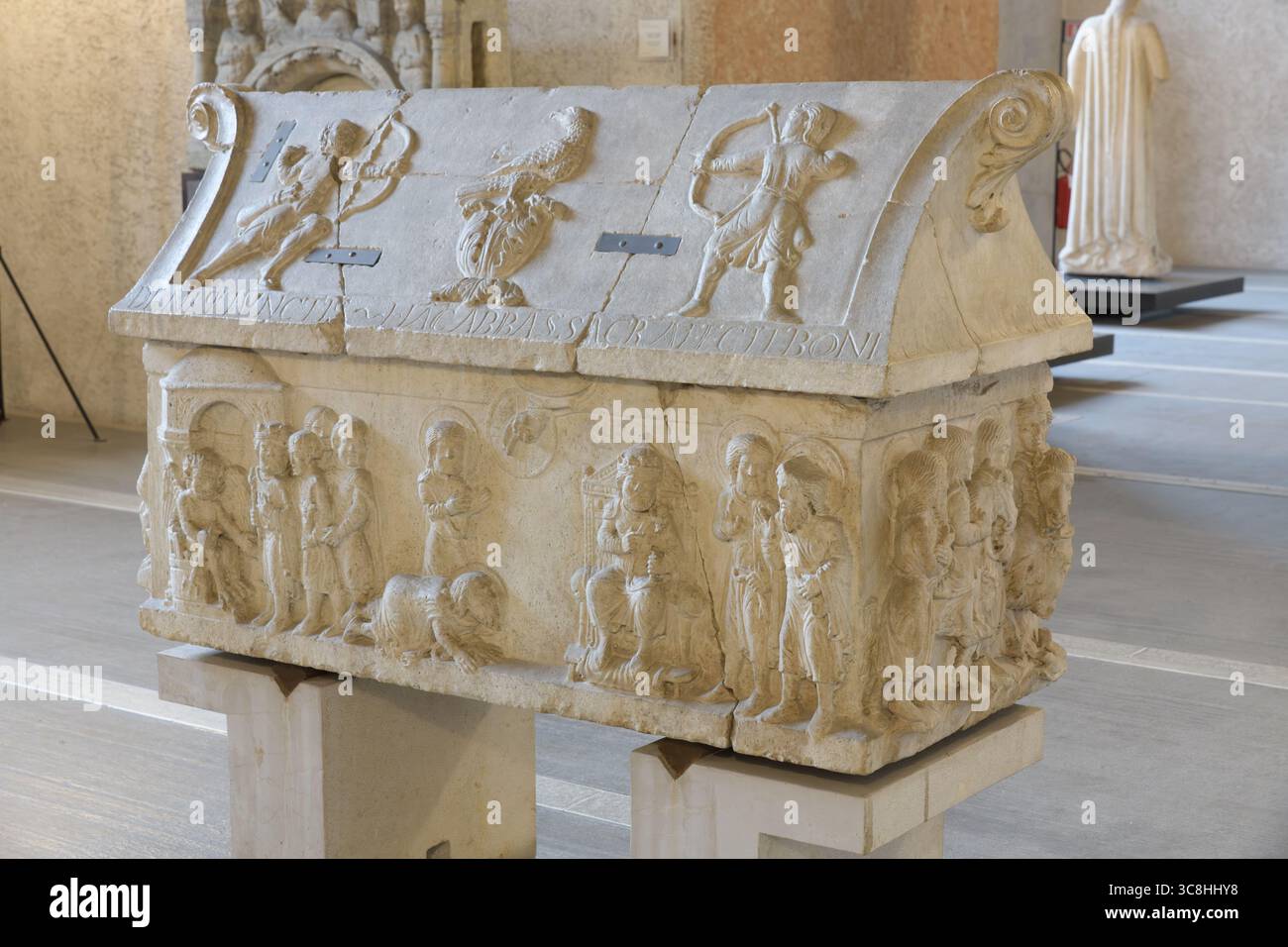 Sarkophag der Heiligen Sergius und Bacchus (1179), mit Erzählreliefs, Museo di Castelvecchio, Verona, Italien. Beauftragt von Abt Boniface von S Stockfoto