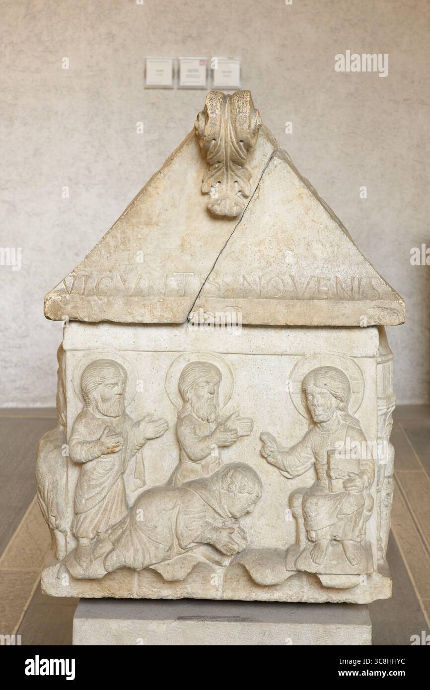 Sarkophag der Heiligen Sergius und Bacchus (1179), mit Erzählreliefs, Museo di Castelvecchio, Verona, Italien. Beauftragt von Abt Boniface von S Stockfoto
