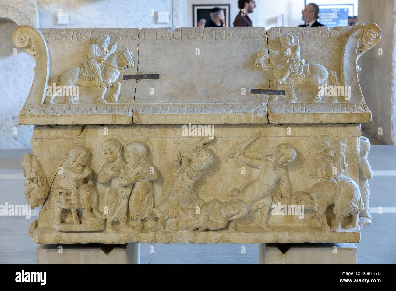 Sarkophag der Heiligen Sergius und Bacchus (1179), mit Erzählreliefs, Museo di Castelvecchio, Verona, Italien. Beauftragt von Abt Boniface von S Stockfoto