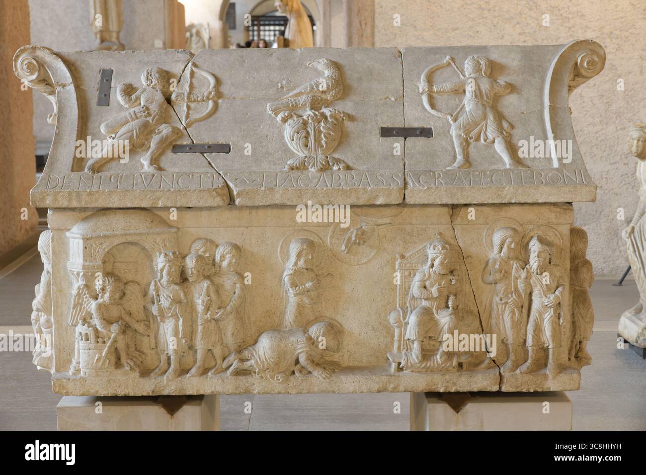 Sarkophag der Heiligen Sergius und Bacchus (1179), mit Erzählreliefs, Museo di Castelvecchio, Verona, Italien. Beauftragt von Abt Boniface von S Stockfoto