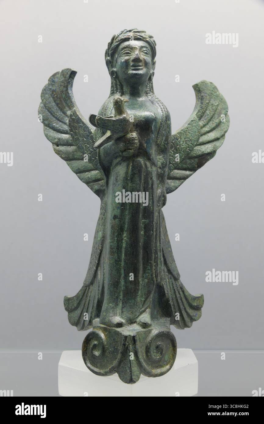 Eine bronzene geflügelte Figur aus dem 6. Jahrhundert v. Chr., die eine geflügelte Gottheit darstellt, die wahrscheinlich mit der etruskischen Mythologie in Verbindung gebracht wird und Teil einer Sammlung ist Stockfoto