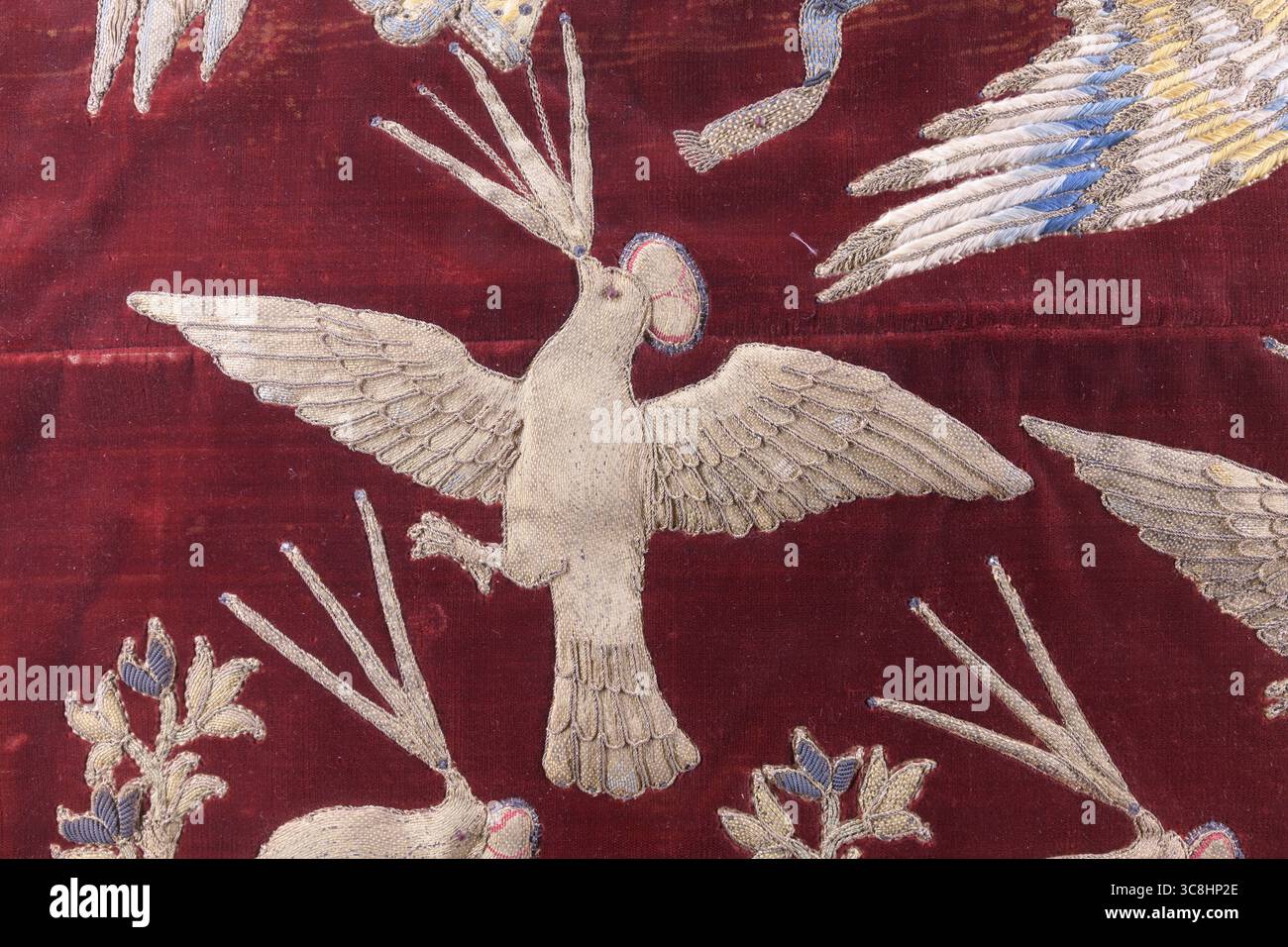 Detail des Altarfrontals der hl. Katharina von Alexandria, toskanische Stickereien, Mitte des 16. Jahrhunderts, Seide- und Metallfäden auf rotem Samt. San Gimignano Stockfoto