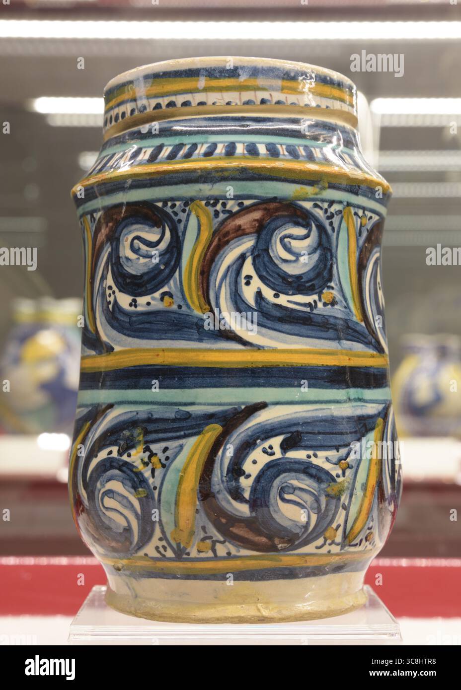 Montelupo maiolica albarello, 16. Jahrhundert, mit einem dekorativen, wirbelnden Design in Blau- und Gelbtönen. Eine traditionelle italienische Töpfervorstellung Stockfoto