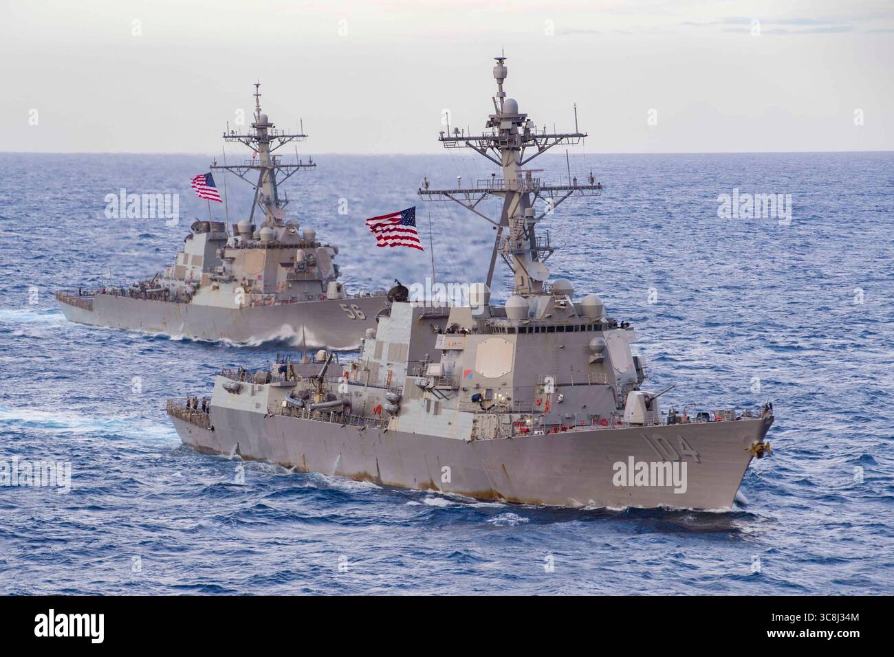 9. Februar 2021: Südchinesisches Meer – USS Sterett (DDG 104) und USS John S. McCain (DDG 56) dampfen zusammen mit USS Nimitz (CVN 68). Die Carrier Strike Groups der USS Nimitz und der USS Theodore Roosevelt (CVN 71) führen im Indopazifik Doppelflugoperationen durch, um die Maßnahmen zur Gefahrenabwehr im Seeverkehr und die Zusammenarbeit im Bereich der Theatersicherheit zu unterstützen. (Kreditbild: © Cheyenne Geletka/USA Marineblau/ZUMA Wire/ZUMAPRESS.com) Stockfoto