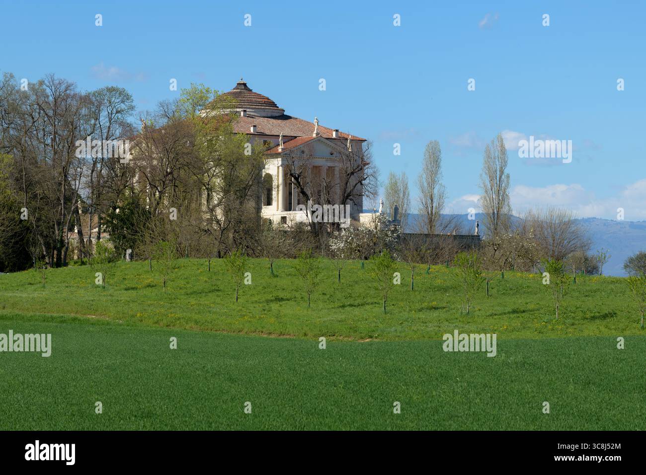 Villa La Rotonda (Villa Almerico Capra) von Andrea Palladio, auf einem Hügel mit einem atemberaubenden Blick auf die venezianische Landschaft in Vicenza, Italien. Stockfoto