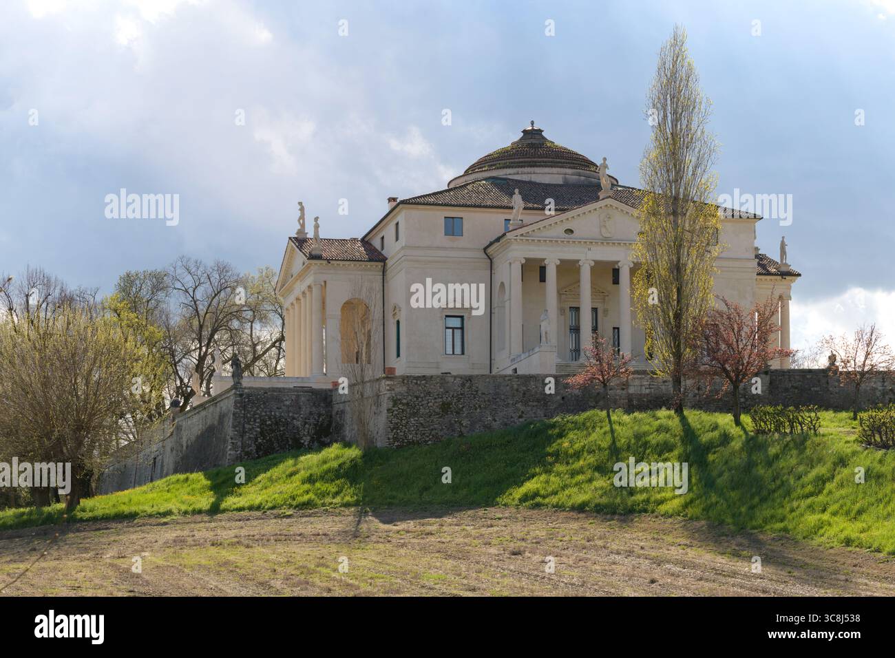 Villa La Rotonda (Villa Almerico Capra) von Andrea Palladio in Vicenza, Italien, bekannt für seine Symmetrie, den klassischen Portikus und den atemberaubenden Blick auf die Ven Stockfoto