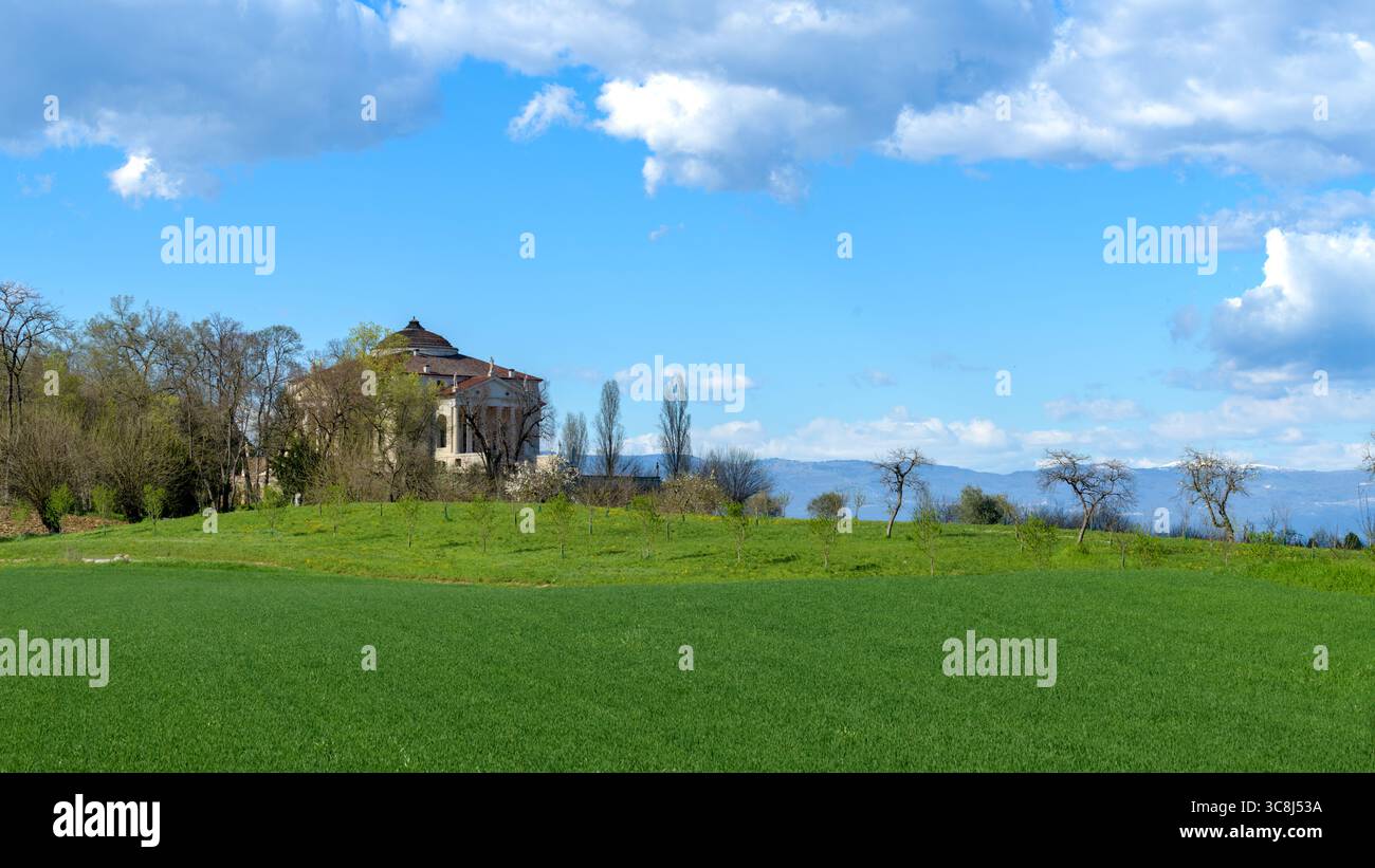 Villa La Rotonda (Villa Almerico Capra) von Andrea Palladio, auf einem Hügel mit einem atemberaubenden Blick auf die venezianische Landschaft in Vicenza, Italien. Stockfoto