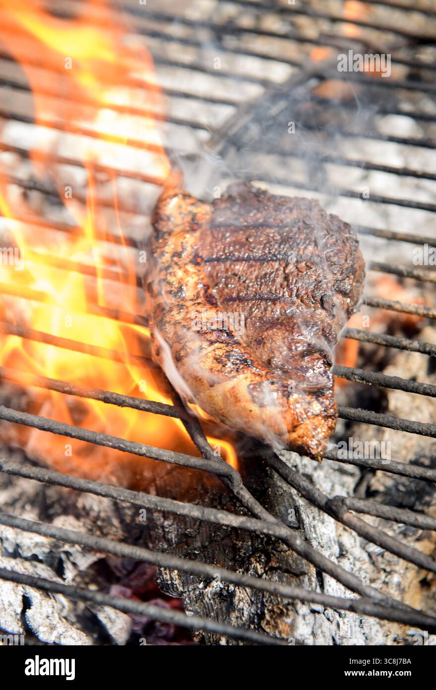 Ein Stück Rump Cap Beef auf einem kadai oder einer offenen Feuerschüssel. Stockfoto