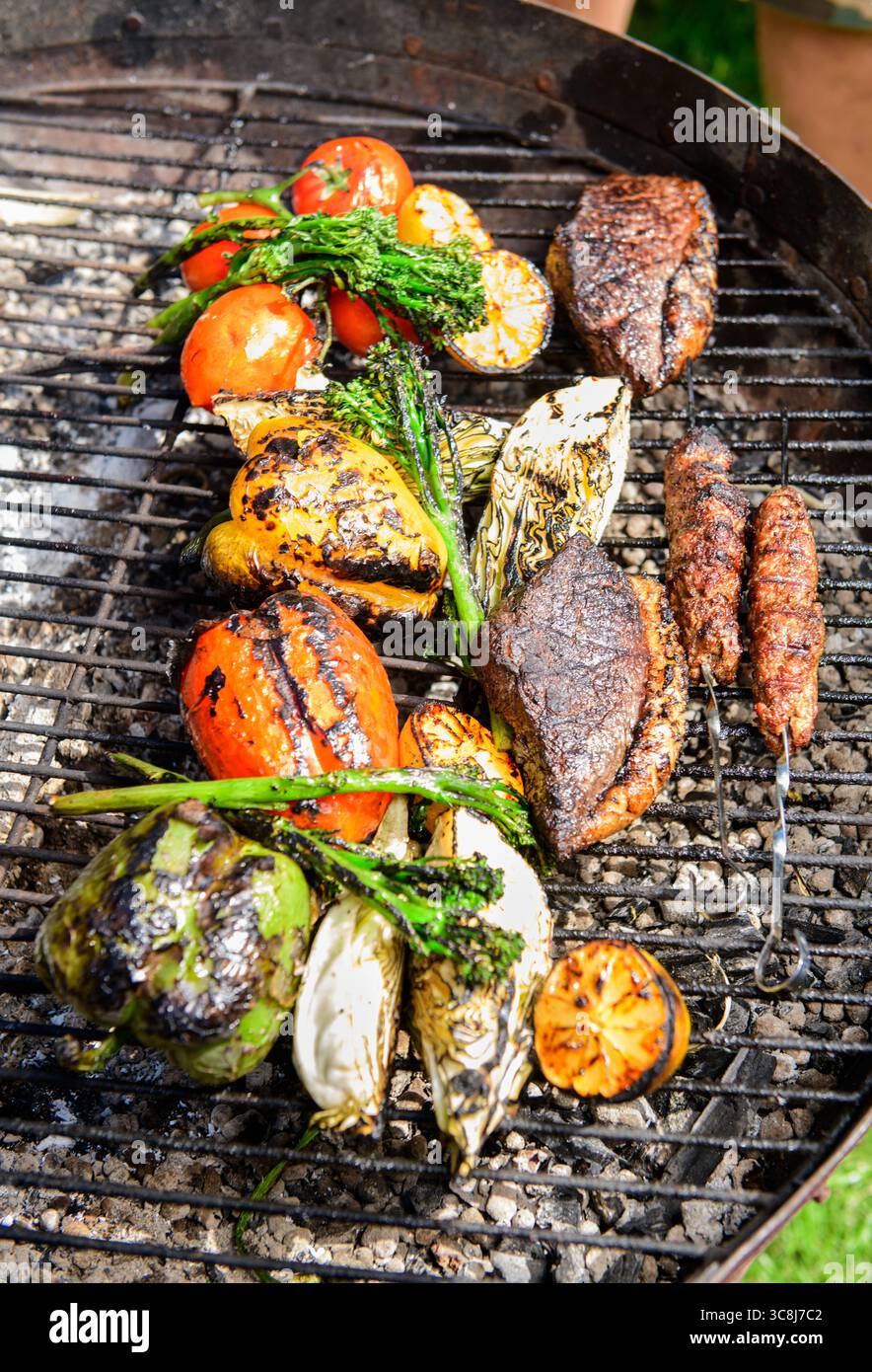 Ein Stück Rump Cap Beef auf einem kadai oder einer offenen Feuerschüssel. Stockfoto