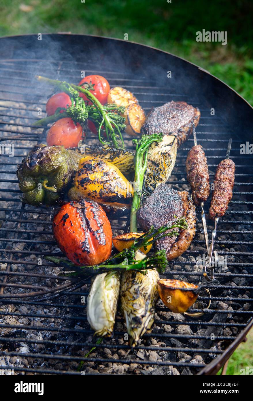 Ein Stück Rump Cap Beef auf einem kadai oder einer offenen Feuerschüssel. Stockfoto