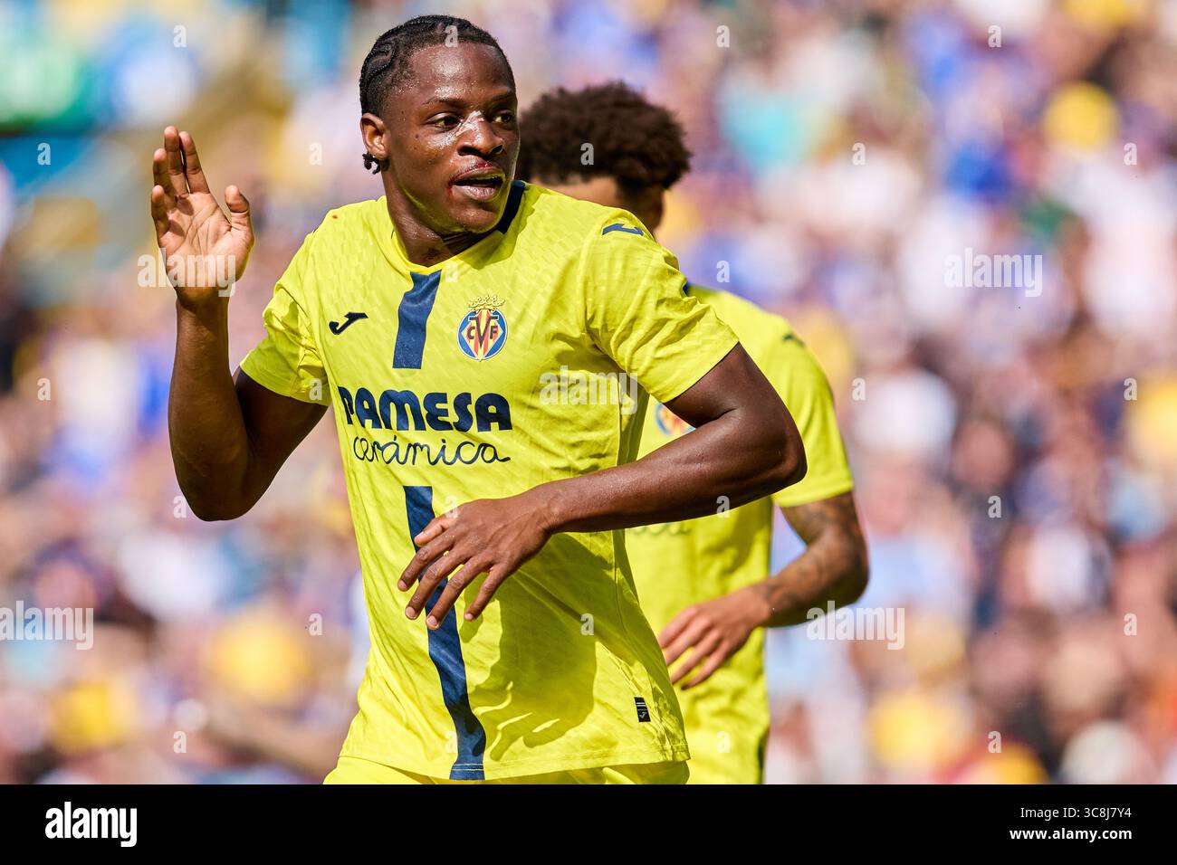 Leeds, Großbritannien. August 2025. LEEDS, ENGLAND - 2. AUGUST: Etta Eyong Mittelstürmer von Villarreal CF feiert, nachdem er das erste Tor seines Teams während des Freundschaftsspiels zwischen Leeds United und Villarreal CF am 2. August 2025 im Elland Road Stadium in Leeds, England, erzielt hat. (Foto von Jose Torres/Photo Players Images/Magara Press) Credit: Magara Press SL/Alamy Live News Stockfoto