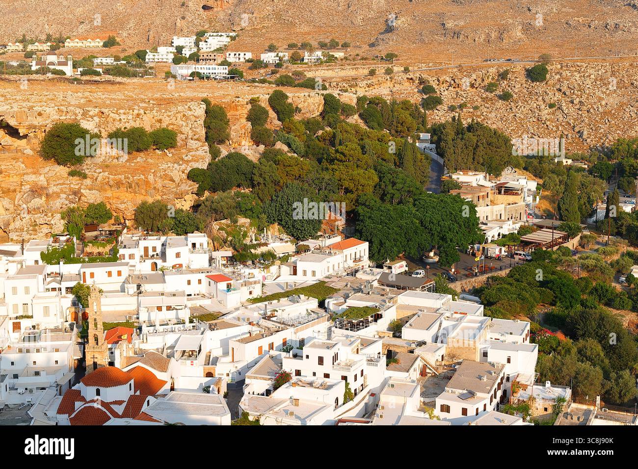 Ein erhöhter Blick auf geclusterte HäuserLindos auf der griechischen Insel Rhodos Stockfoto