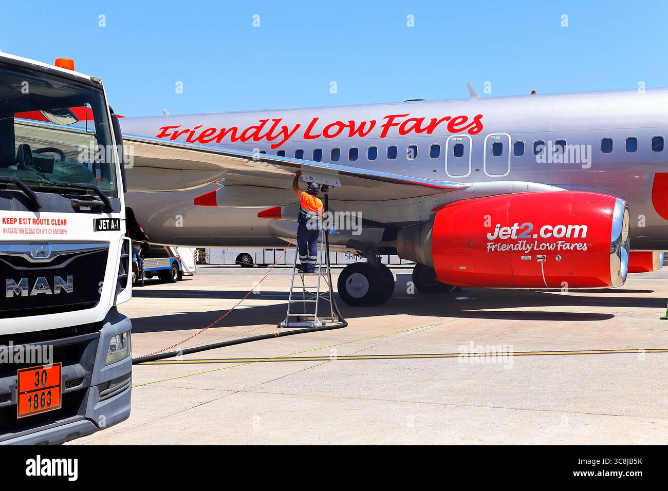 Ein Flugzeug der Jet2 boeing 737, das am Flughafen Rhodos in Griechenland betankt wird. Stockfoto