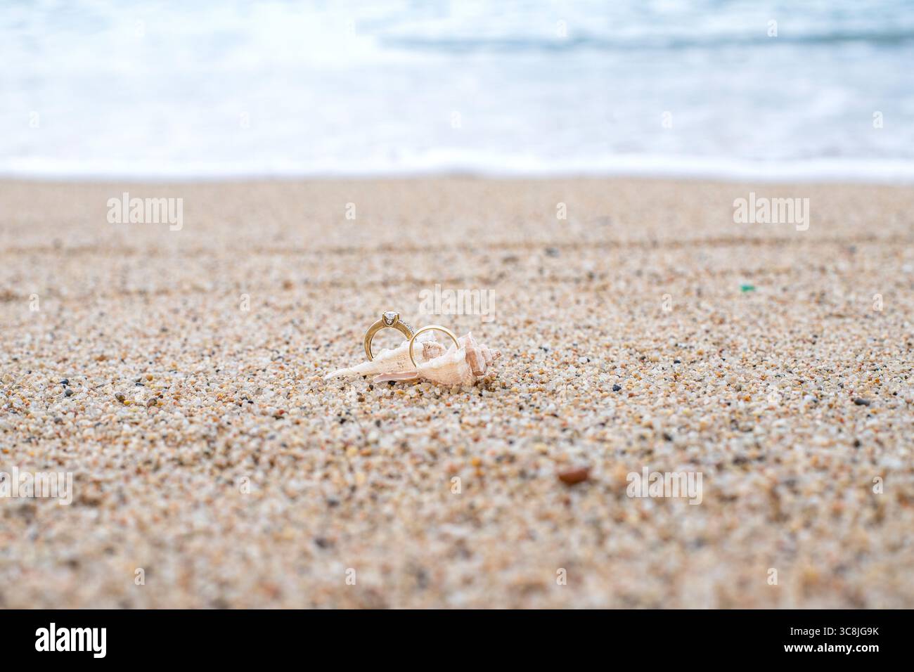 Endlose Liebe, Ringe auf dem Meeresgrund. Romantik, Hintergrund mit Platz für eine Inschrift. Hochzeitskarte Stockfoto
