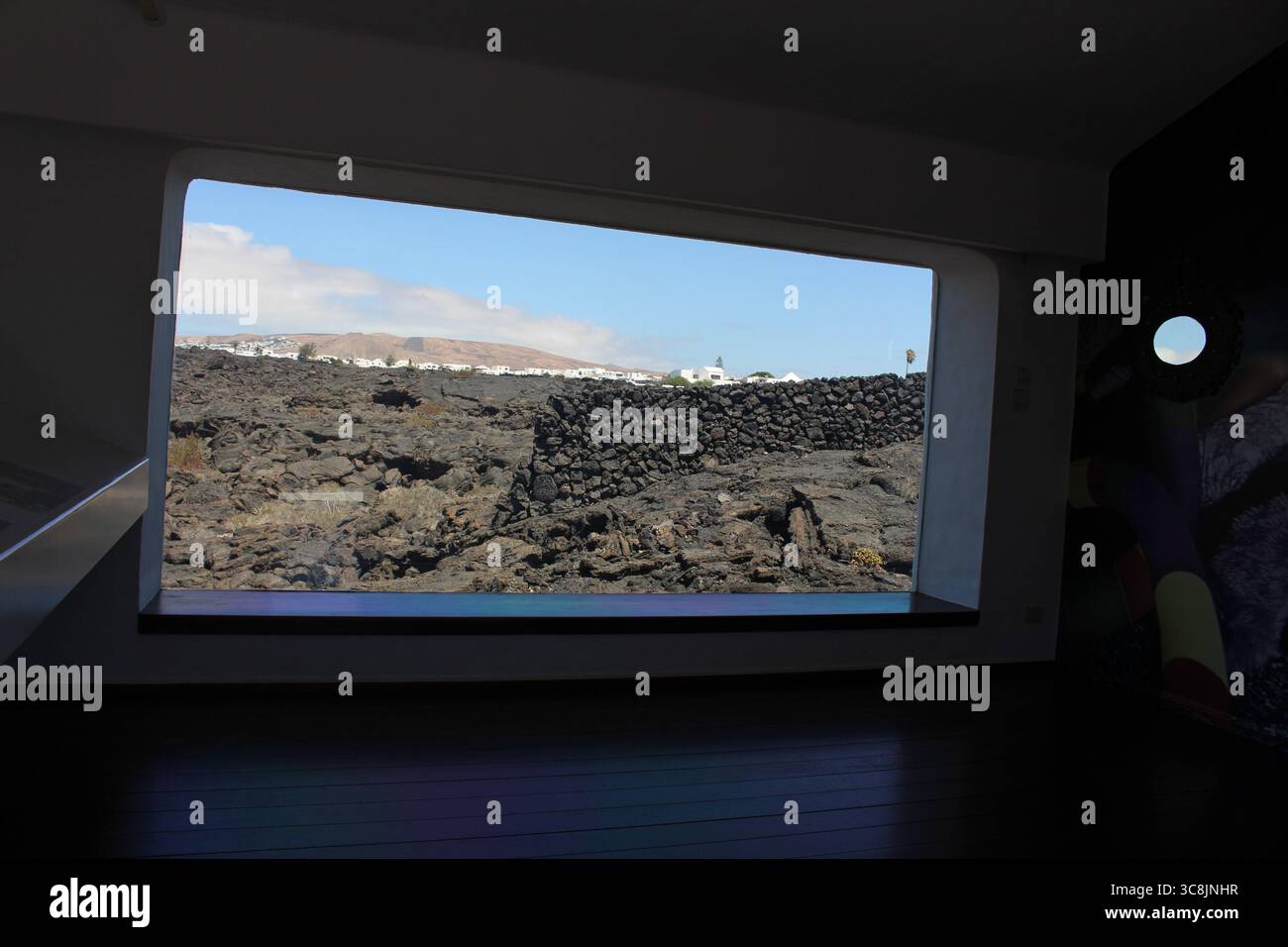 Blick von Fundación César Manrique durch ein großes Fenster auf das vulkanische Lavafeld, Lanzarote, die Kanarischen Inseln, Spanien. Stockfoto