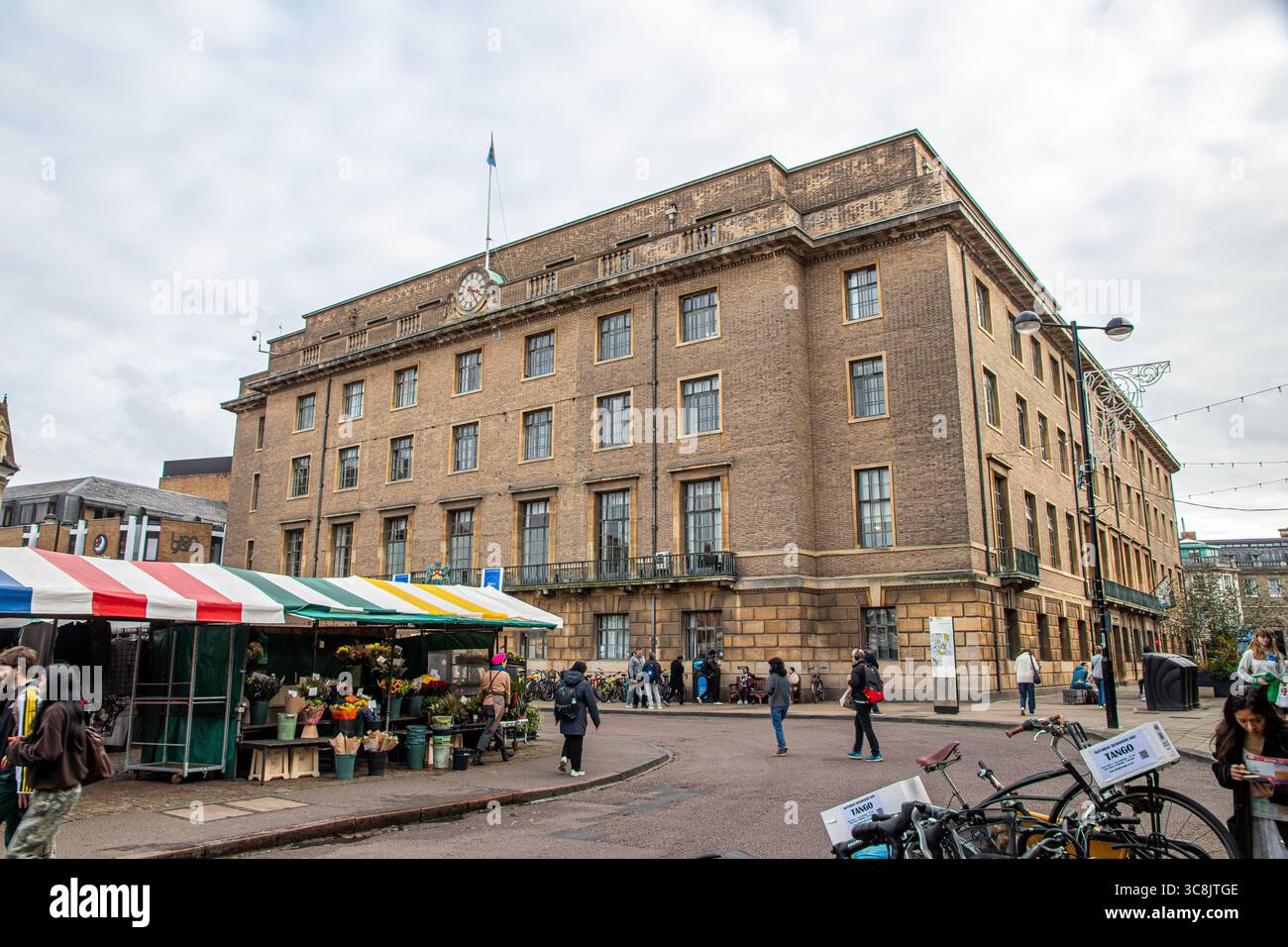Cambridge, England. Vollständiger Blick auf die neo-georgianische Gildenfassade mit rustikalem Steinfuß, flämischen Backsteinobergeschossen, zentraler Bronzetür e Stockfoto