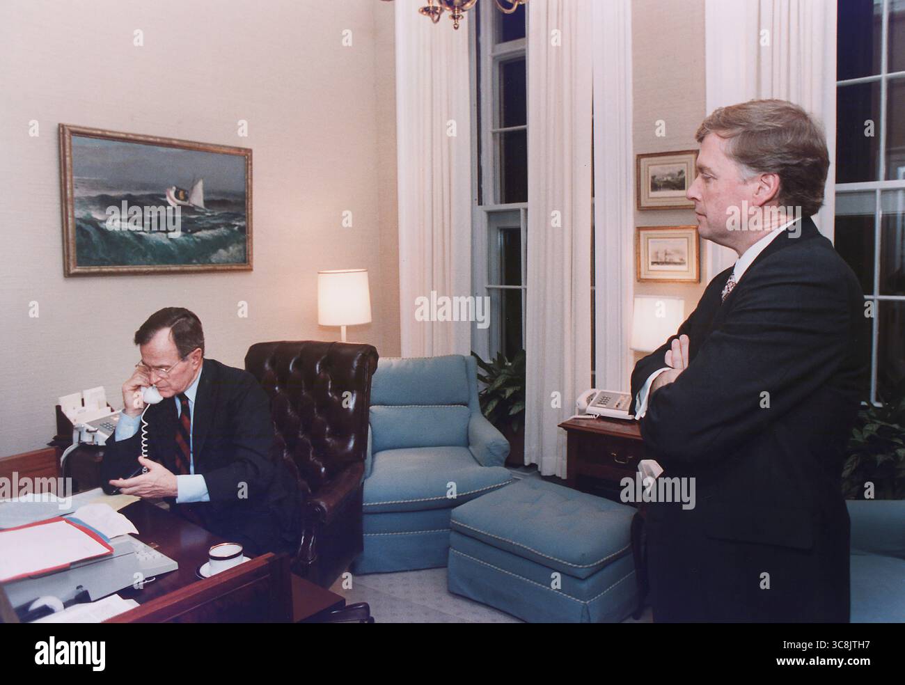 US-Präsident George H.W. Bush telefoniert mit dem ägyptischen Präsidenten Hosni Mubarak über den Beginn der Operation Desert Storm, während US-Vizepräsident Dan Quayle während des Anrufs anwesend ist, Oval Office, Weißes Haus, Washington, D.C. USA, David Valdez, Fotograf des Weißen Hauses, 16. Januar 1991 Stockfoto