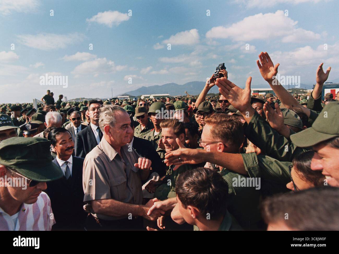 US-Präsident Lyndon Johnson schüttelt Hand in einer Menge US-Truppen, Cam Ranh Bay, Vietnam, Yoichi R. Okamoto, Fotograf des Weißen Hauses, Dezember 1967 Stockfoto