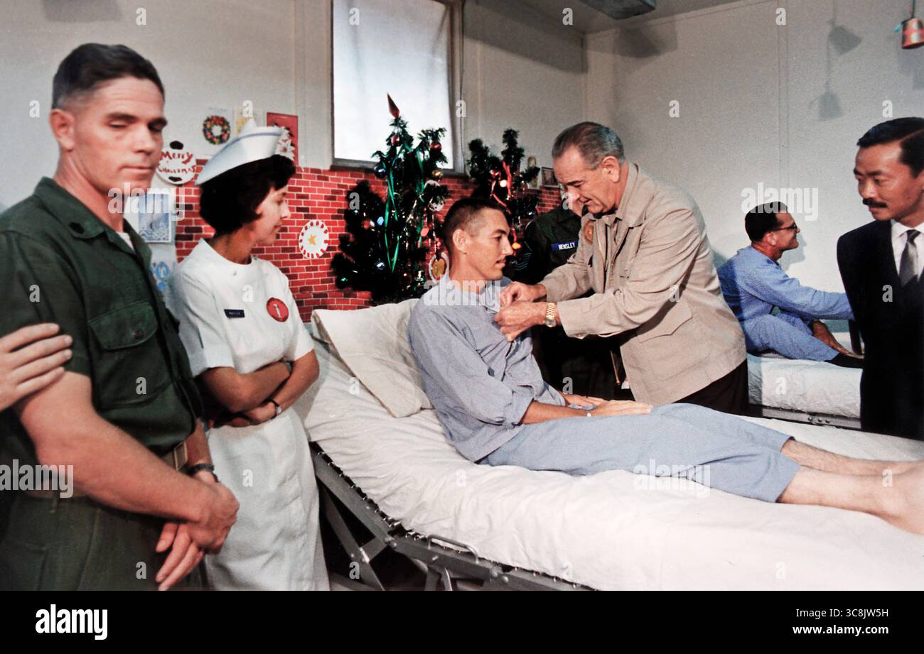 US-Präsident Lyndon B. Johnson dekoriert einen verwundeten US-Soldaten im Militärkrankenhaus Cam Ranh Bay, Vietnam, Yoichi R. Okamoto, Fotograf des Weißen Hauses, Dezember 1967 Stockfoto