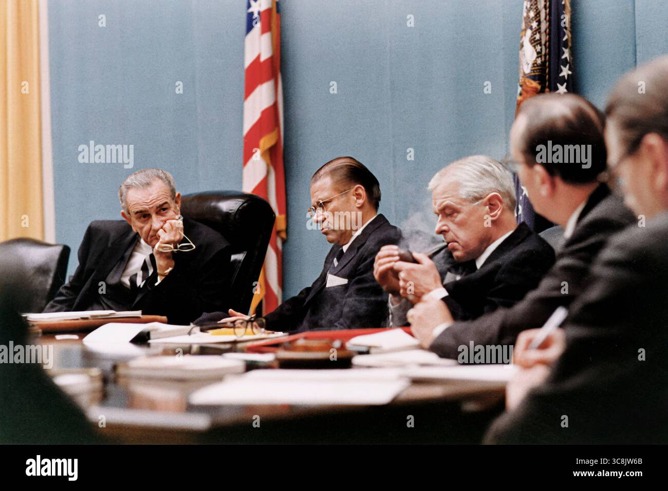 US-Präsident Lyndon B. Johnson, Verteidigungsminister Robert McNamara, Marineminister Paul Nitze, Sitzung des Nationalen Sicherheitsrats, Kabinettsaal des Weißen Hauses, Washington, D.C., USA, Yoichi R. Okamoto, Fotograf des Weißen Hauses, 7. Februar 1968 Stockfoto