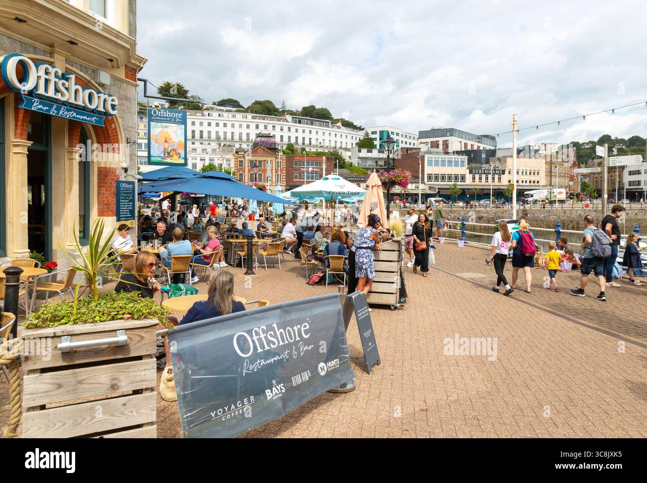 Offshore-Bar und Restaurant, Leute gehen am Ufer, Vaughan Parade, Torquay, Devon, England, UK Stockfoto