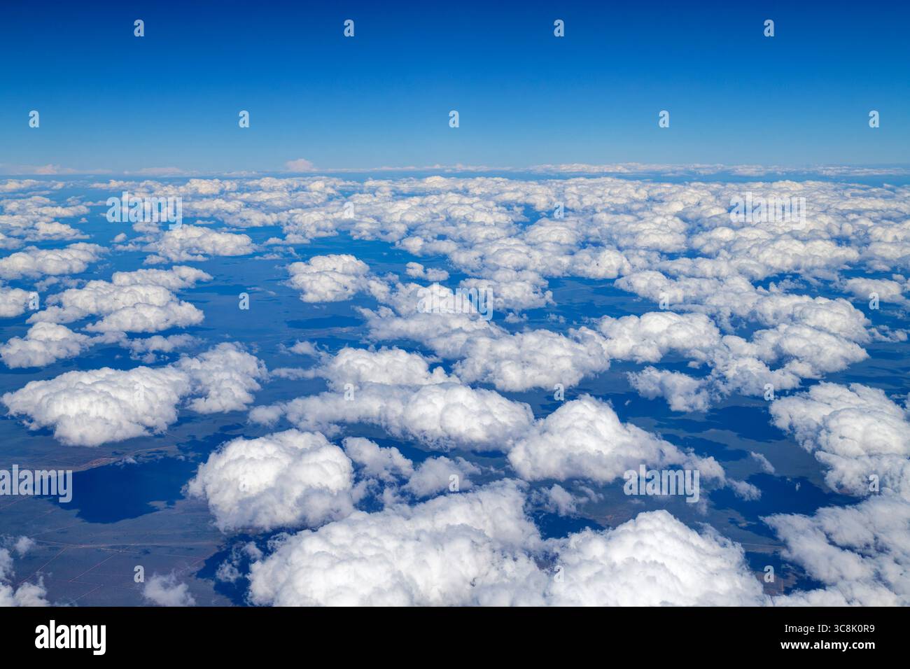 Blick aus einem Flugzeug, Wolken über Ackerland, Flug Windhoek-Addis Abeba, Namibia Stockfoto