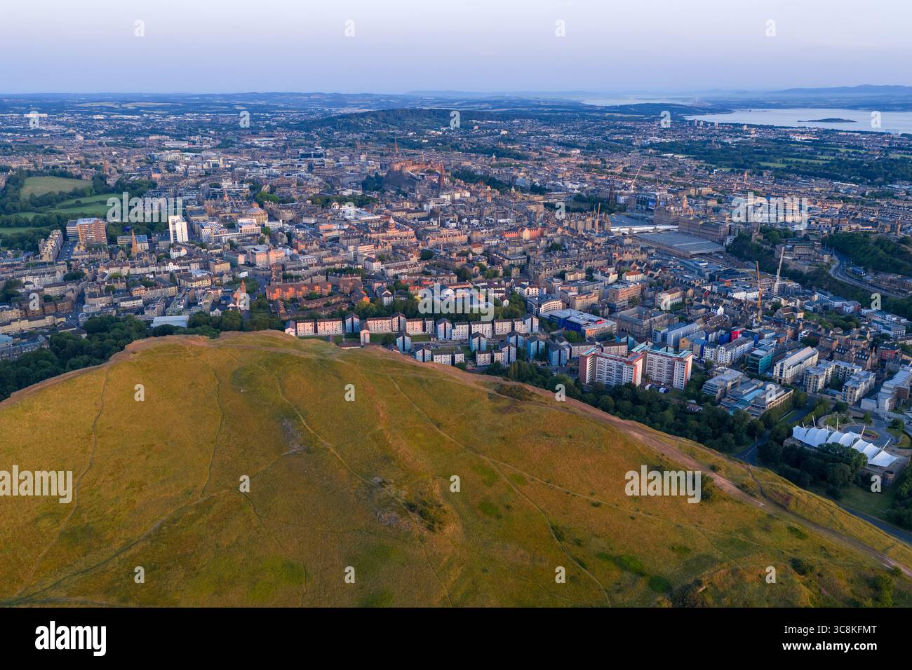 Blick aus der Vogelperspektive von Edinburgh bei Sonnenaufgang aus dem Holyrood Park Stockfoto