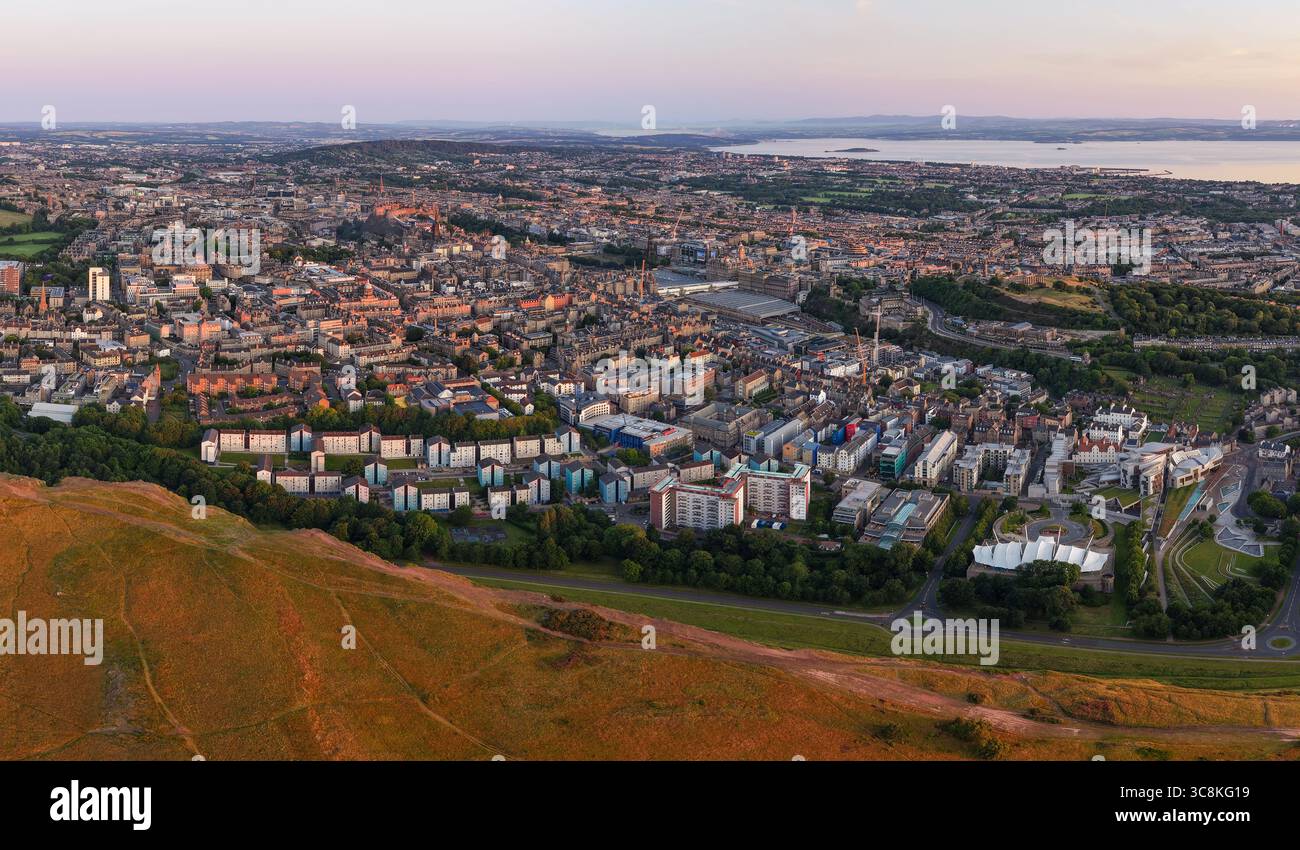 Blick aus der Vogelperspektive von Edinburgh bei Sonnenaufgang aus dem Holyrood Park Stockfoto