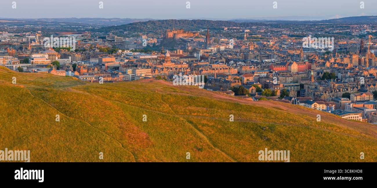 Blick aus der Vogelperspektive von Edinburgh bei Sonnenaufgang aus dem Holyrood Park Stockfoto