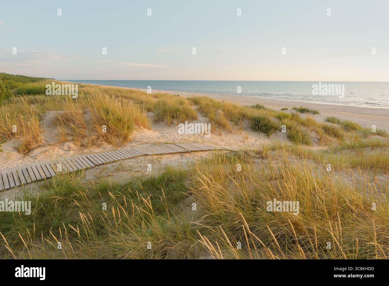 Strand während der goldenen Stunde, in Pērkone, in der Nähe von Liepāja, Lettland – Ostseeküste Stockfoto