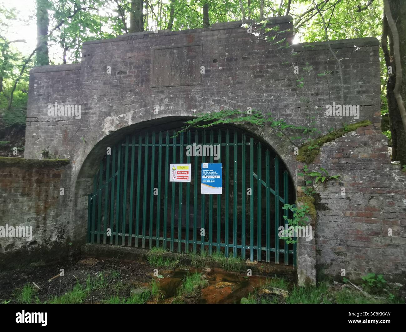 Tillicoultry Mine, eine verlassene Kohlemine des National Coal Board am Rande von Tillicoultry, Schottland. Grill verhindert das Betreten von Entdeckern aufgrund von Gefahren. - Smartphone-aufgenommenes Stockfoto