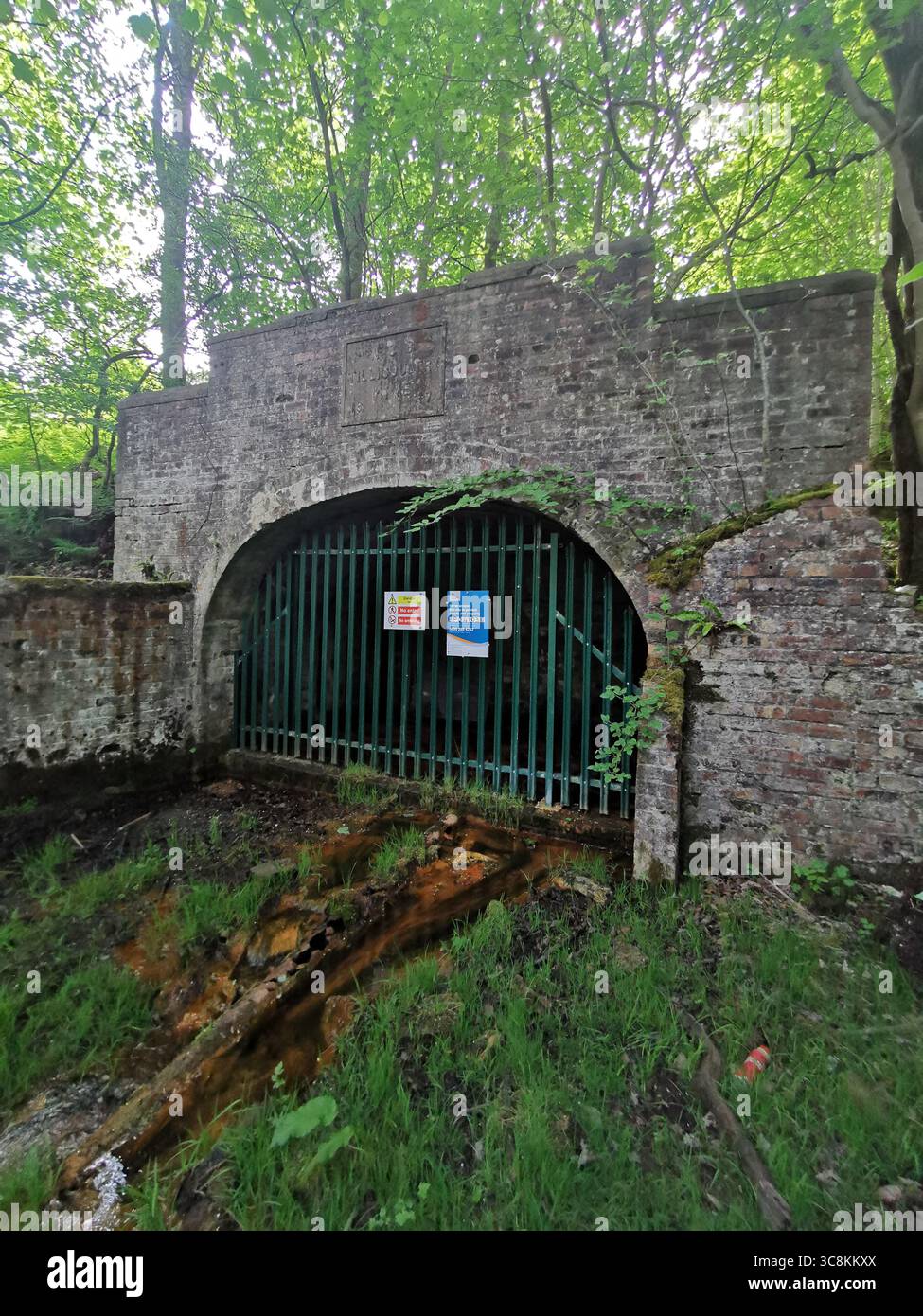 Tillicoultry Mine, eine verlassene Kohlemine des National Coal Board am Rande von Tillicoultry, Schottland. Grill verhindert das Betreten von Entdeckern aufgrund von Gefahren. - Smartphone-aufgenommenes Stockfoto