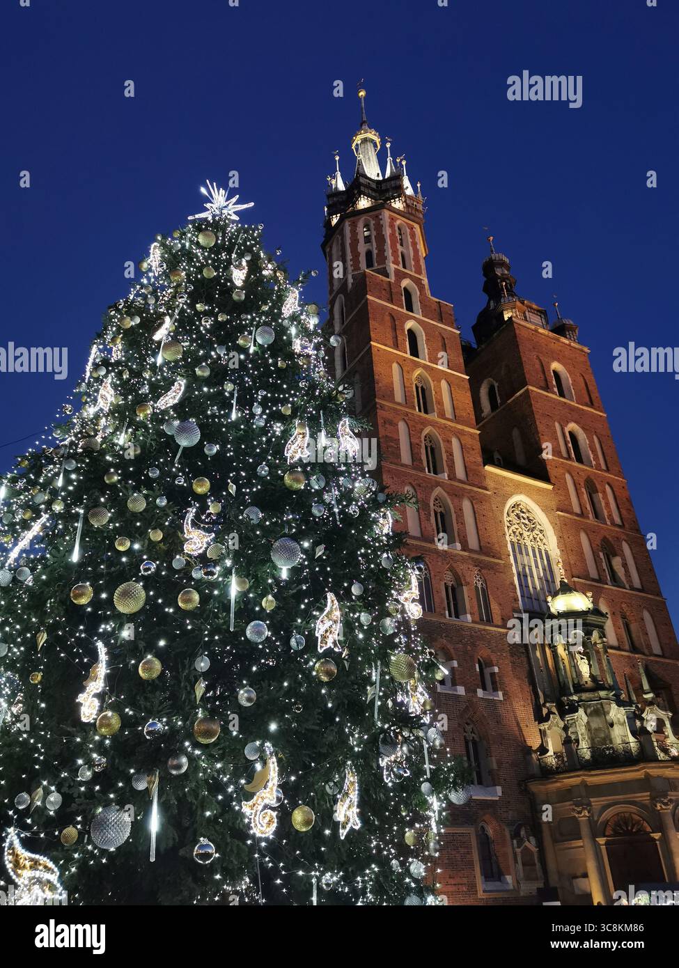 Weihnachtsdekoration in Krakau. Der berühmte Weihnachtsbaum auf dem Hauptplatz von Kraków wurde von der Zeitschrift Time Out als der schönste der Welt anerkannt. - Smartphone-aufgenommenes Stockfoto