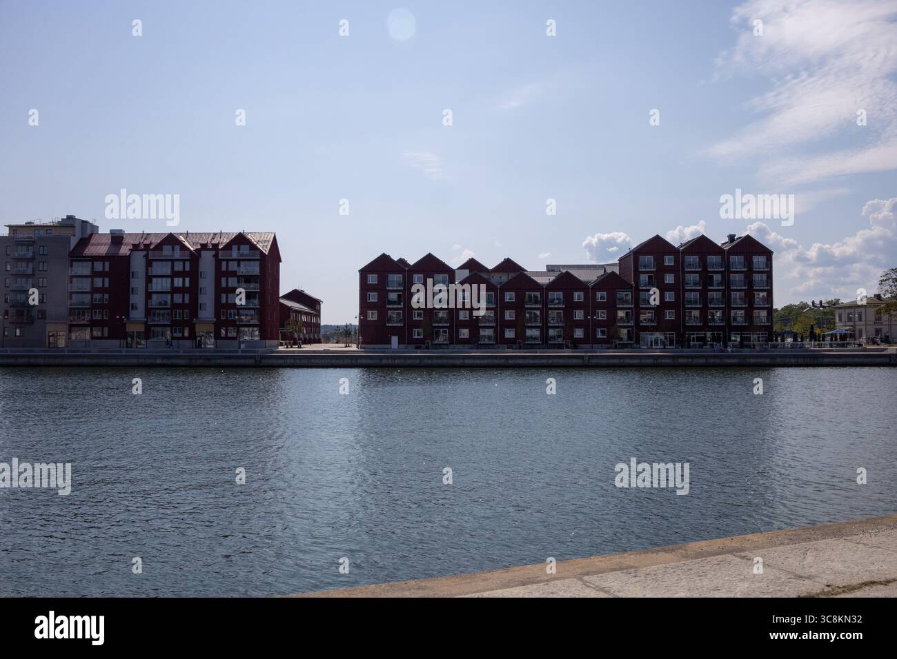 Blick auf das Stadtzentrum von Hudiksvall in Gavleborg, Schweden, mit historischen Gebäuden und dem Uferbereich, fotografiert am 22. Juli 2025. Stockfoto