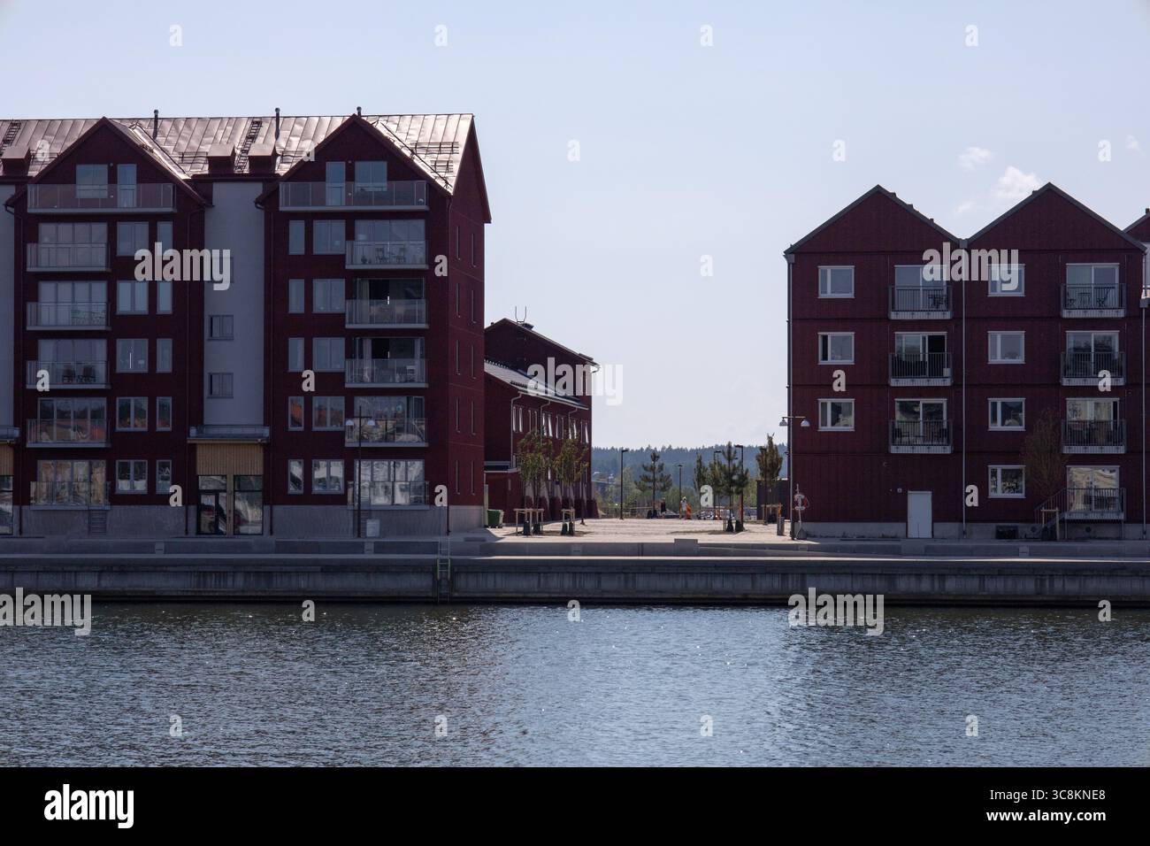Blick auf das Stadtzentrum von Hudiksvall in Gavleborg, Schweden, mit historischen Gebäuden und dem Uferbereich, fotografiert am 22. Juli 2025. Stockfoto