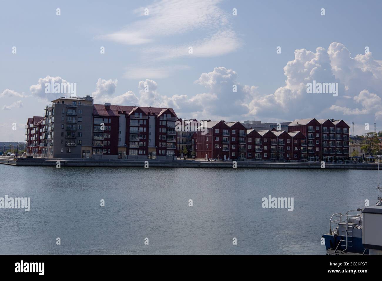 Blick auf das Stadtzentrum von Hudiksvall in Gavleborg, Schweden, mit historischen Gebäuden und dem Uferbereich, fotografiert am 22. Juli 2025. Stockfoto