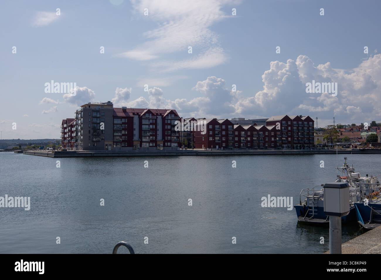 Blick auf das Stadtzentrum von Hudiksvall in Gavleborg, Schweden, mit historischen Gebäuden und dem Uferbereich, fotografiert am 22. Juli 2025. Stockfoto
