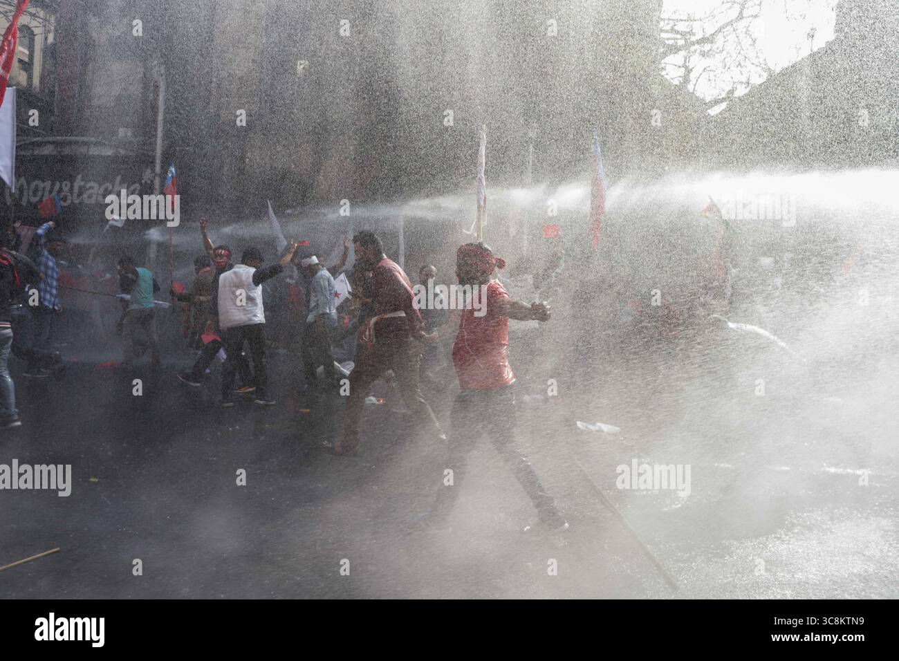 11. Februar 2021, Kolkata, Westbengalen, Indien: Demonstranten, die während der Demonstration gegen den von der Polizei und der RAF (Rapid Action Force) benutzten Wasserkanon stehen, marschieren Studenten und Jugendflügel linker Parteien zum Staatssekretariat, um gegen die Arbeitslosigkeit in Esplanade zu protestieren. (Credit Image: © JIT Chattopadhyay/SOPA Images via ZUMA Wire) Stockfoto
