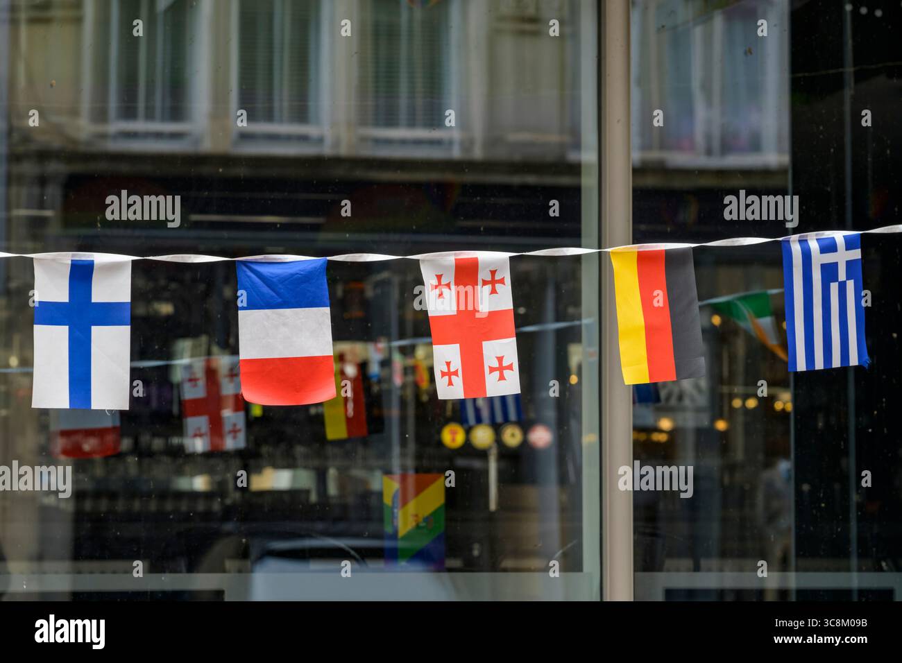Bunting mit internationalen Fahnen hängen während eines Sportturniers auf einer Straße, Großbritannien Stockfoto