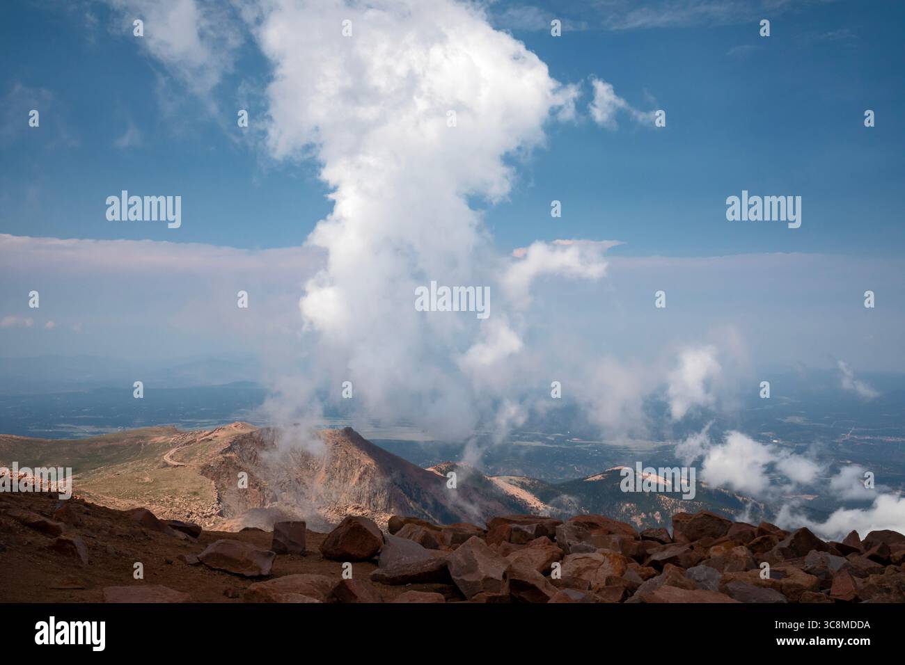Colorado Springs, Colorado – Clourds erheben sich in der Nähe des Gipfels des Pikes Peak, einem 115 m hohen Berg in Colorado. Tausende von Touristen besuchen, Mo Stockfoto