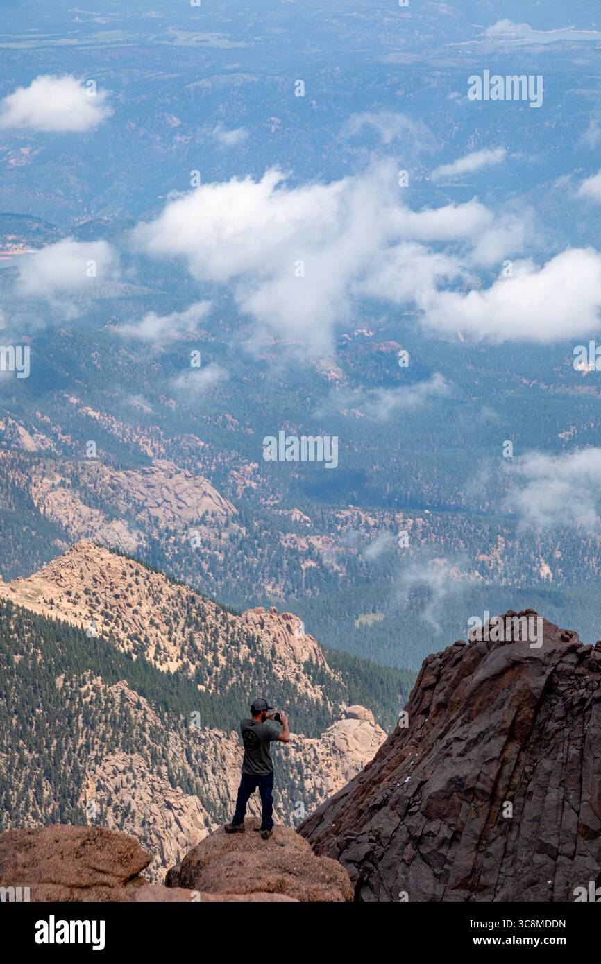Colorado Springs, Colorado – Ein Mann macht Fotos von den Felsen direkt unterhalb des Gipfels des Pikes Peak, einem 115 Meter hohen Berg in Colorado. Du Stockfoto
