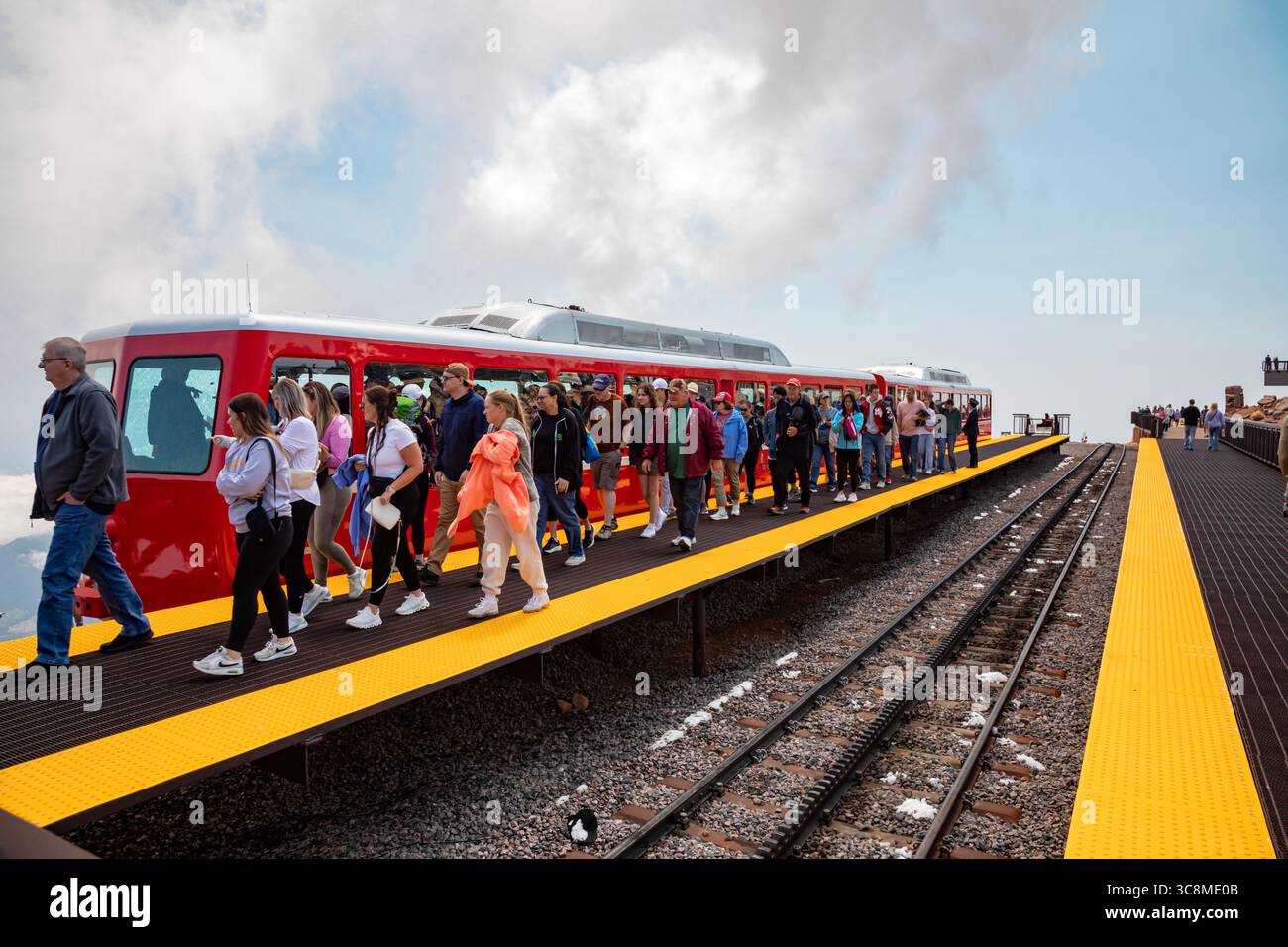 Colorado Springs, Colorado – die Manitou and Pikes Peak Railway auf dem Gipfel des Pikes Peak. Die Zahnradbahn bringt Touristen zum Gipfel der 14,11 Stockfoto
