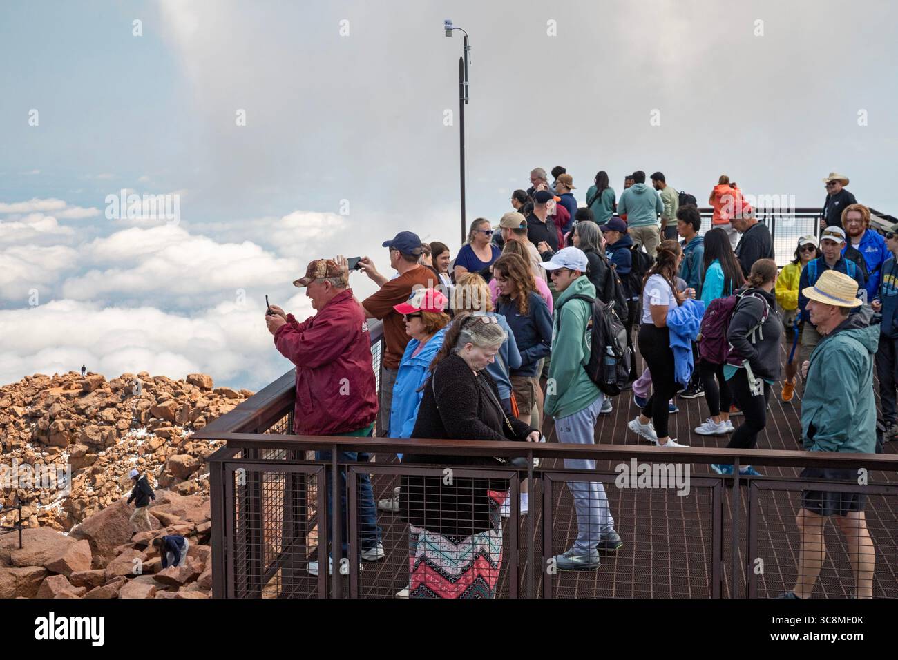 Colorado Springs, Colorado – Touristen auf einer Aussichtsplattform am Pikes Peak, einem 115 m hohen Berg in Colorado. Tausende von Touristen besuchen, Stockfoto