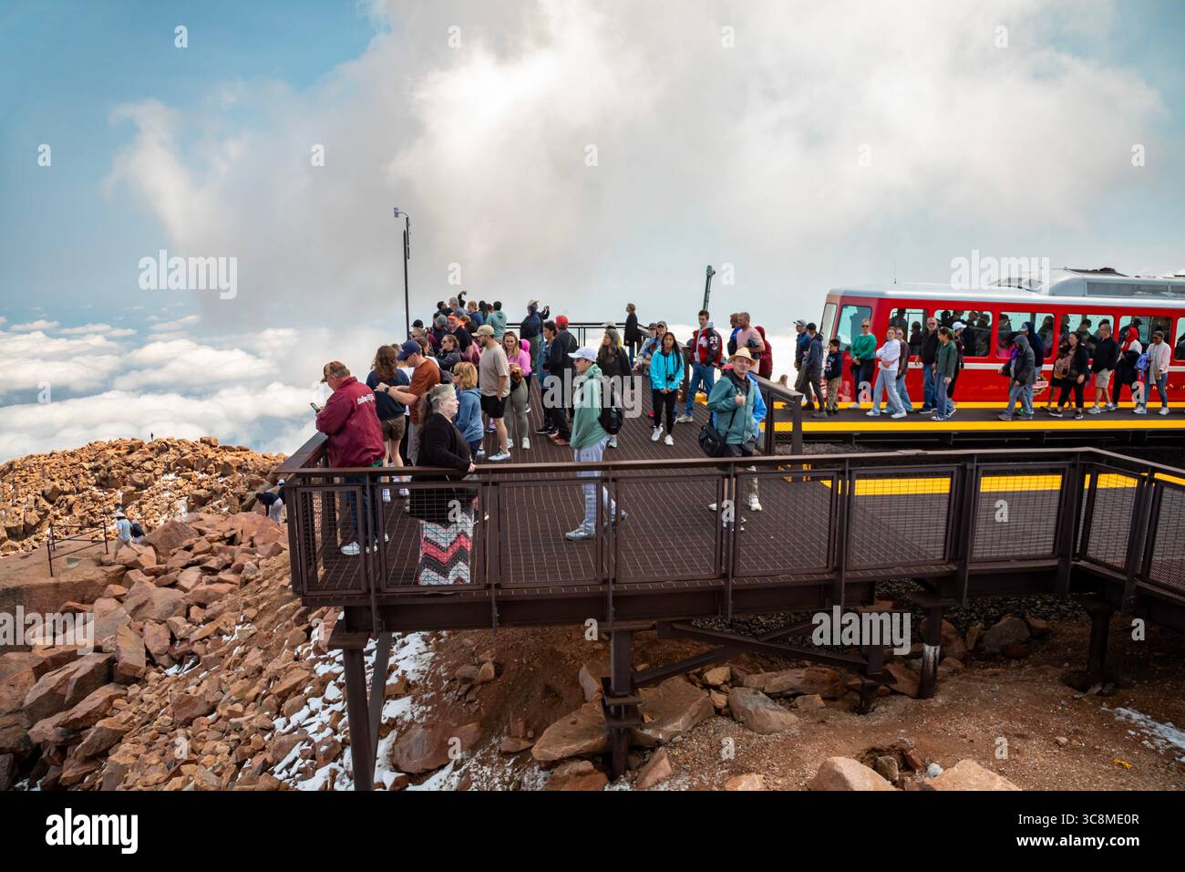 Colorado Springs, Colorado – ankommende Passagiere auf der Manitou and Pikes Peak Railway strömen zur Aussichtsplattform auf dem 115 Meter hohen Gipfel des Pike Stockfoto