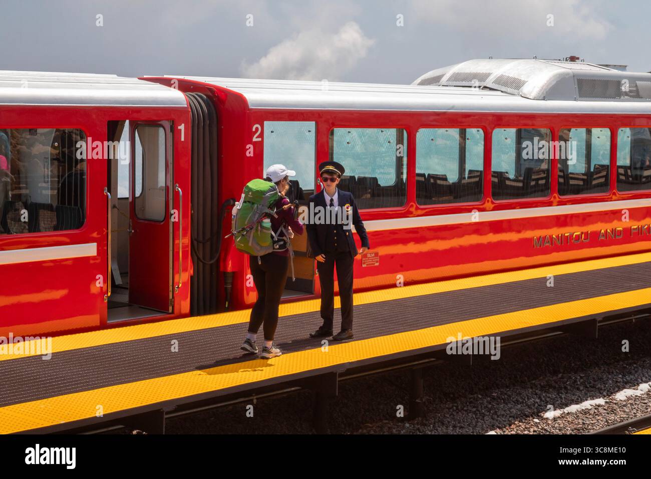 Colorado Springs, Colorado – Ein Dirigent spricht mit einem Passagier, nachdem die Manitou and Pikes Peak Railway den 115 Meter hohen Gipfel des Pikes P erreicht hat Stockfoto