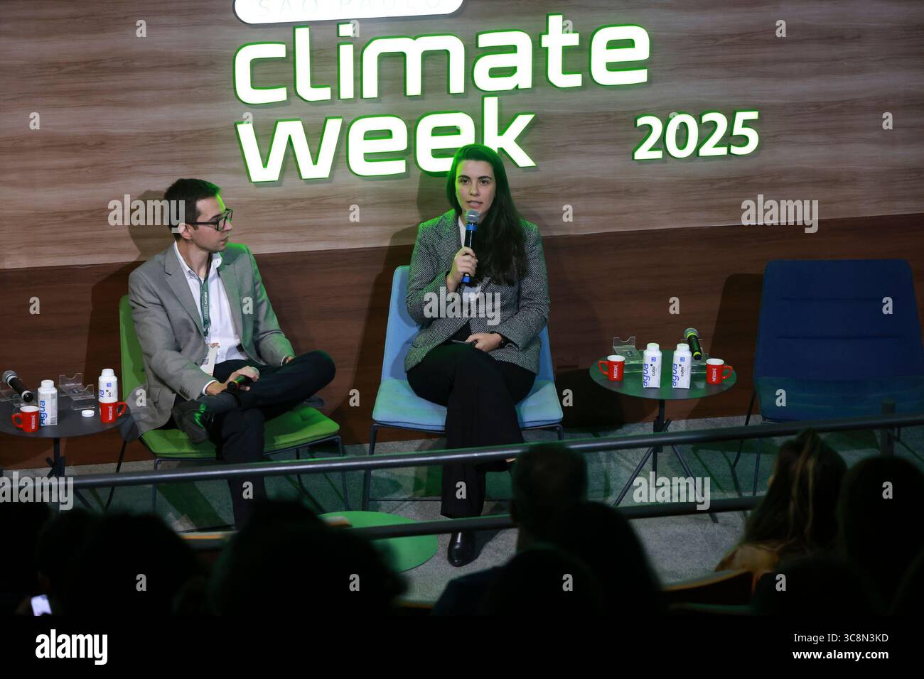 Sao Paulo, Sao Paulo, Brasilien. August 2025. Sao Paulo (SP), 4. August 2025 Ã¢â‚¬' Climate Week/CUBO/SP Ã¢â‚¬'' The Deeptechs for Industrial Decarbonization Panel mit Bruno z. (Brasilien-Deutschland Handelskammer) und Andreisa Flores (CUBO Itau), bei der Climate Week, einer der größten Veranstaltungen, die sich mit Klimainnovationen und dem Übergang zu einer kohlenstoffarmen Wirtschaft in Lateinamerika beschäftigen. Vom 4. Bis 8. August veranstalten Unibanco und Cubo Itau zum zweiten Mal in Folge die Sao Paulo Climate Week, inspiriert von internationalen Veranstaltungen wie der New York Climate Week. Die Initiative verändert Sao Pa Stockfoto