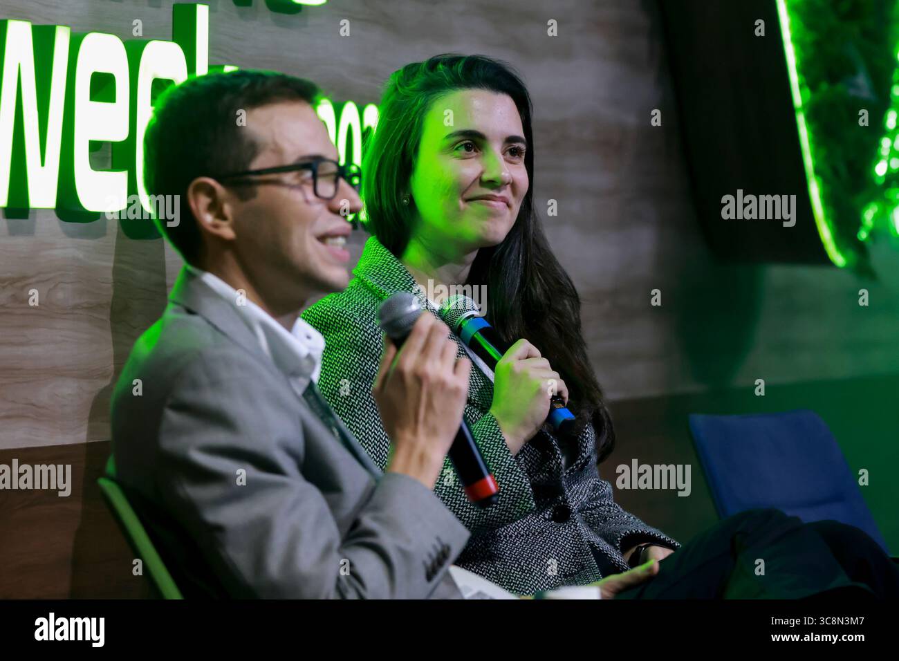 Sao Paulo, Sao Paulo, Brasilien. August 2025. Sao Paulo (SP), 4. August 2025 Ã¢â‚¬' Climate Week/CUBO/SP Ã¢â‚¬'' The Deeptechs for Industrial Decarbonization Panel mit Bruno z. (Brasilien-Deutschland Handelskammer) und Andreisa Flores (CUBO Itau), bei der Climate Week, einer der größten Veranstaltungen, die sich mit Klimainnovationen und dem Übergang zu einer kohlenstoffarmen Wirtschaft in Lateinamerika beschäftigen. Vom 4. Bis 8. August veranstalten Unibanco und Cubo Itau zum zweiten Mal in Folge die Sao Paulo Climate Week, inspiriert von internationalen Veranstaltungen wie der New York Climate Week. Die Initiative verändert Sao Pa Stockfoto