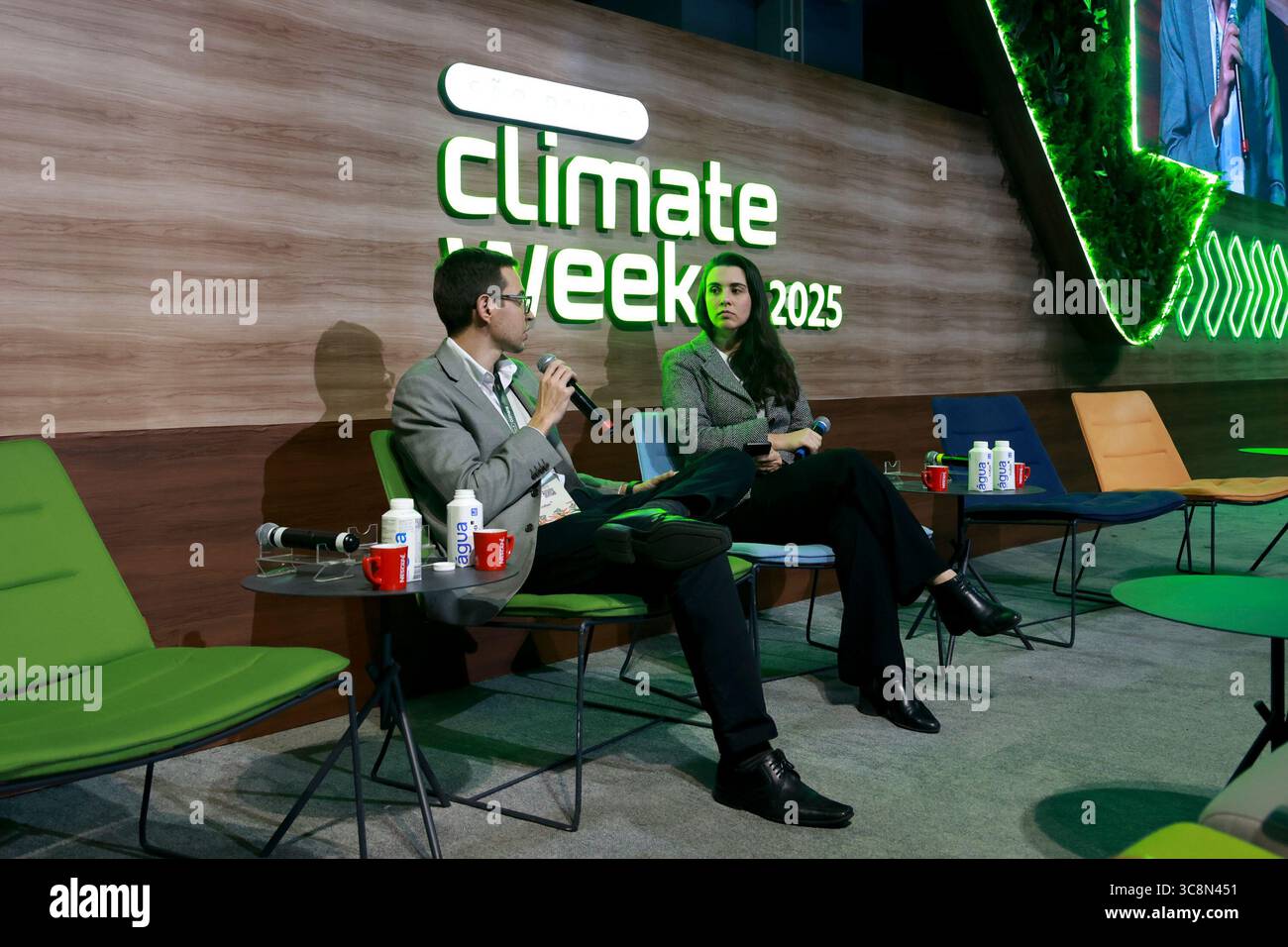 Sao Paulo, Sao Paulo, Brasilien. August 2025. Sao Paulo (SP), 4. August 2025 Ã¢â‚¬' Climate Week/CUBO/SP Ã¢â‚¬'' The Deeptechs for Industrial Decarbonization Panel mit Bruno z. (Brasilien-Deutschland Handelskammer) und Andreisa Flores (CUBO Itau), bei der Climate Week, einer der größten Veranstaltungen, die sich mit Klimainnovationen und dem Übergang zu einer kohlenstoffarmen Wirtschaft in Lateinamerika beschäftigen. Vom 4. Bis 8. August veranstalten Unibanco und Cubo Itau zum zweiten Mal in Folge die Sao Paulo Climate Week, inspiriert von internationalen Veranstaltungen wie der New York Climate Week. Die Initiative verändert Sao Pa Stockfoto