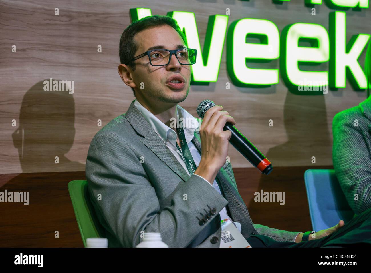 Sao Paulo, Sao Paulo, Brasilien. August 2025. Sao Paulo (SP), 4. August 2025 Ã¢â‚¬' Climate Week/CUBO/SP Ã¢â‚¬'' The Deeptechs for Industrial Decarbonization Panel mit Bruno z. (Brasilien-Deutschland Handelskammer) und Andreisa Flores (CUBO Itau), bei der Climate Week, einer der größten Veranstaltungen, die sich mit Klimainnovationen und dem Übergang zu einer kohlenstoffarmen Wirtschaft in Lateinamerika beschäftigen. Vom 4. Bis 8. August veranstalten Unibanco und Cubo Itau zum zweiten Mal in Folge die Sao Paulo Climate Week, inspiriert von internationalen Veranstaltungen wie der New York Climate Week. Die Initiative verändert Sao Pa Stockfoto